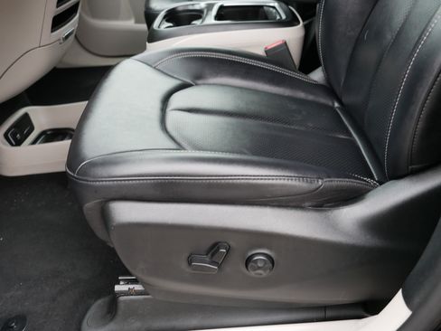 Certified 2024 Chrysler Pacifica Touring-L image 20