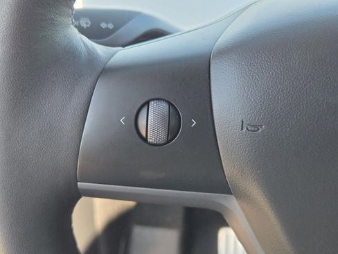 Used 2023 Tesla Model Y Performance image 15