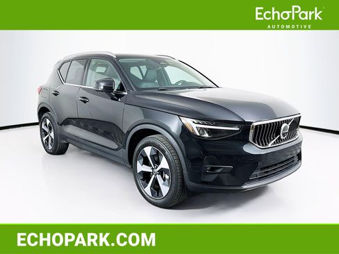 Used 2025 Volvo XC40 B5 Plus image 1