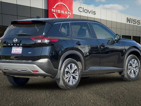 Used 2022 Nissan Rogue SV image 3