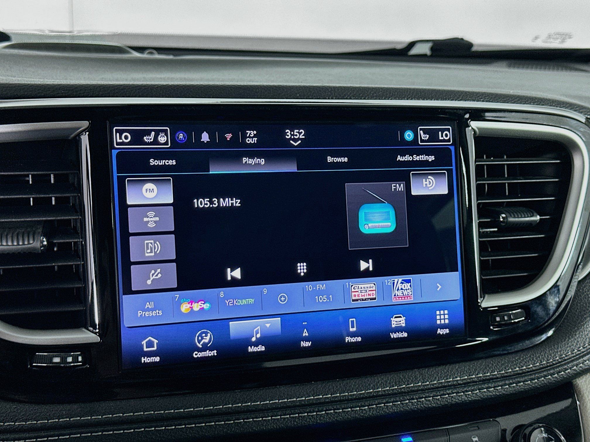 Used 2024 Chrysler Pacifica Limited FWD image 19