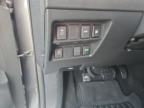 Used 2018 Nissan Rogue SV w/ Premium Package FWD image 14