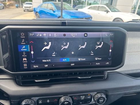 Used 2025 Jeep Wrangler Unlimited Sahara AWD/4WD image 15