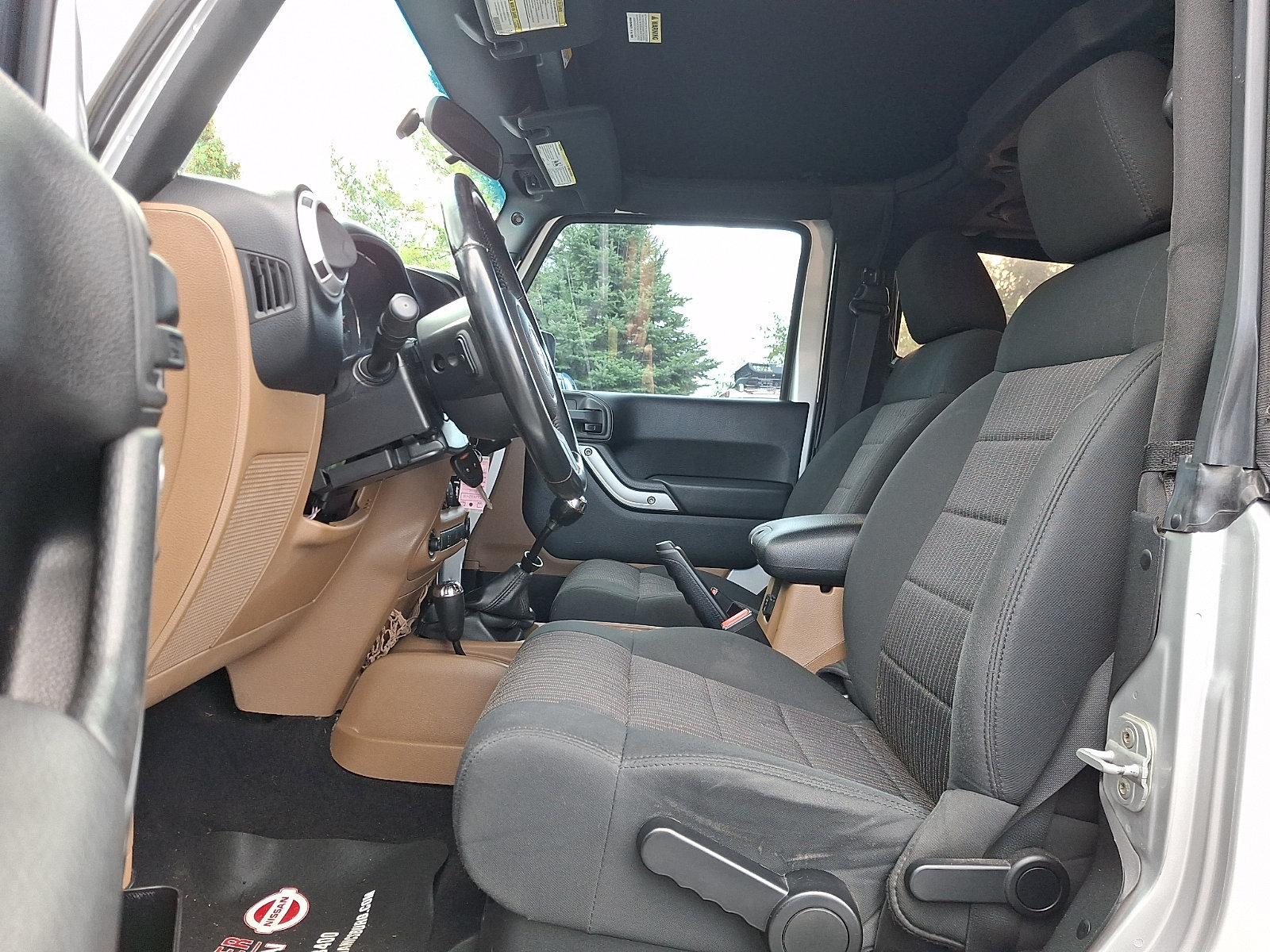 Used 2012 Jeep Wrangler Sahara w/ Connectivity Group AWD/4WD image 11