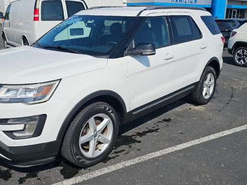 Used 2017 Ford Explorer XLT w/ Equipment Group 202A image 3