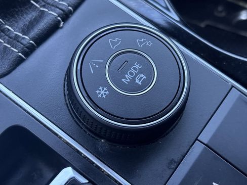 Used 2022 Volkswagen Atlas Cross Sport SE image 36