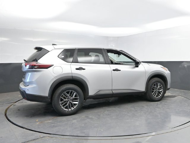 Used 2024 Nissan Rogue S AWD/4WD image 2