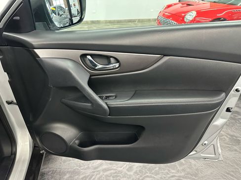 Used 2015 Nissan Rogue SV w/ SV Premium Package image 14