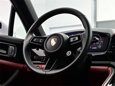 Used 2025 Porsche Panamera 4 image 21