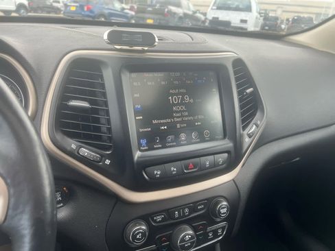 Used 2016 Jeep Cherokee Limited w/ Luxury Group AWD/4WD image 11