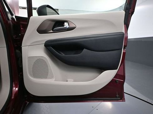 Used 2021 Chrysler Voyager LX image 43