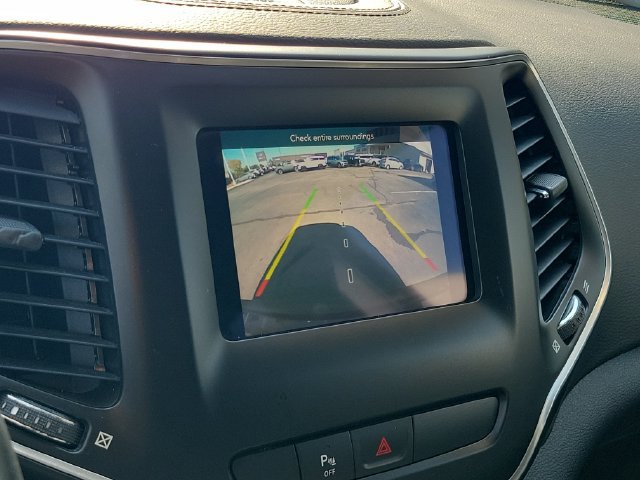 Used 2019 Jeep Cherokee Latitude Plus AWD/4WD image 17