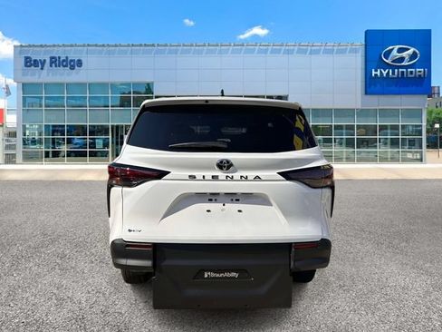 Used 2026 Toyota Sienna LE FWD image 5