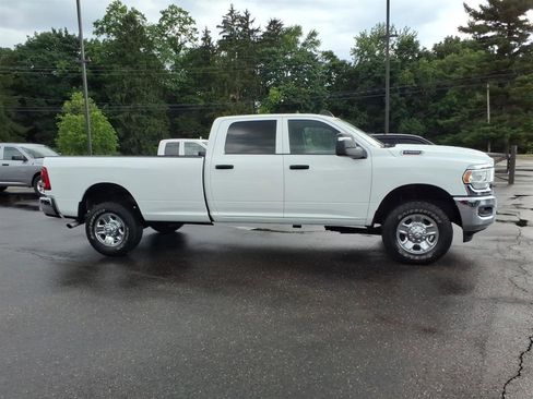 Used 2024 RAM 2500 Tradesman w/ Chrome Appearance Group AWD/4WD image 4