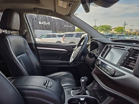 Used 2018 Toyota Highlander XLE w/ Protection Package #3 AWD/4WD image 37