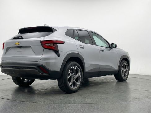 Used 2025 Chevrolet Trax LT w/ LT Convenience Package image 9