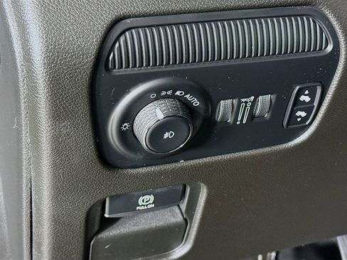 Used 2022 Jeep Wagoneer Series III w/ Premium Group I image 11