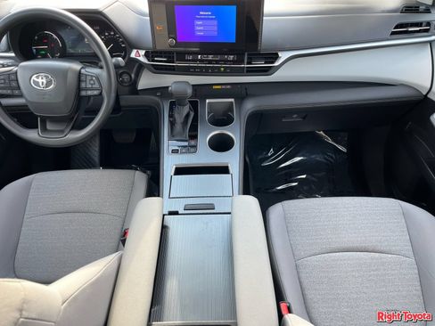 Certified 2026 Toyota Sienna LE FWD image 18