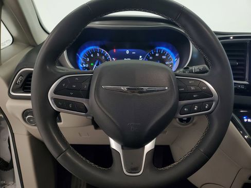 Used 2024 Chrysler Pacifica Touring-L FWD image 16