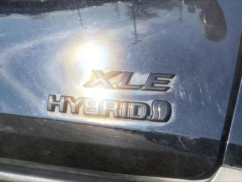 Used 2023 Toyota Sienna XLE Woodland Edition image 10