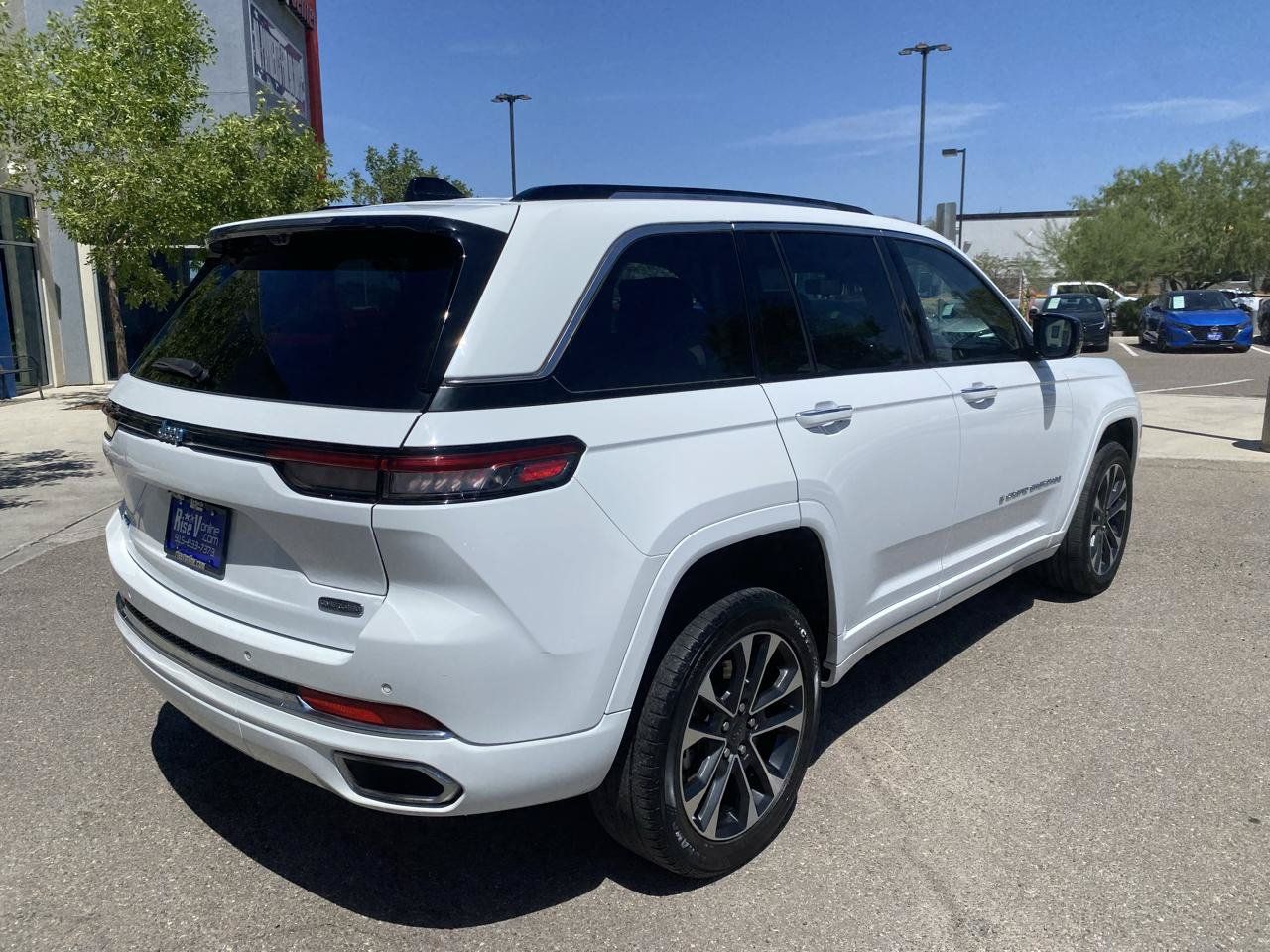 Used 2022 Jeep Grand Cherokee Overland w/ Advanced Protech Group III AWD/4WD image 3