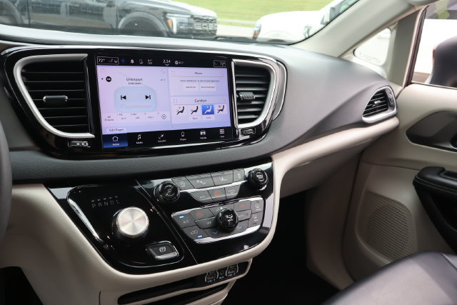 Used 2023 Chrysler Pacifica Touring-L FWD image 16