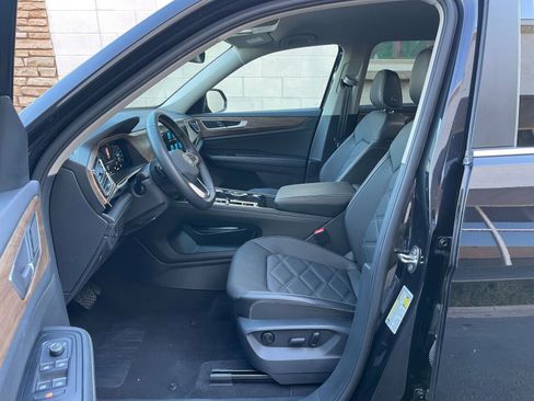 Used 2025 Volkswagen Atlas SE image 27