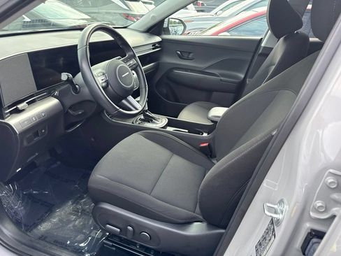 Used 2025 Hyundai Kona SEL AWD/4WD image 3