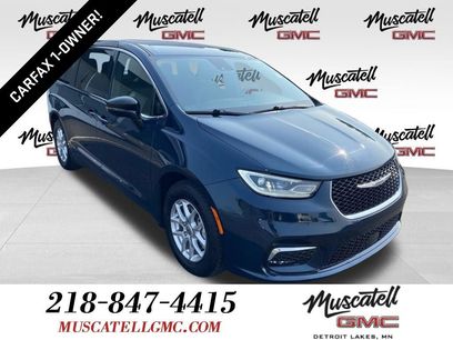 Used 2025 Chrysler Pacifica Select