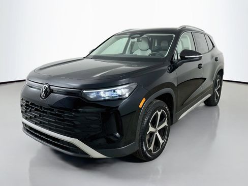 Certified 2025 Volkswagen Tiguan SE AWD/4WD image 1