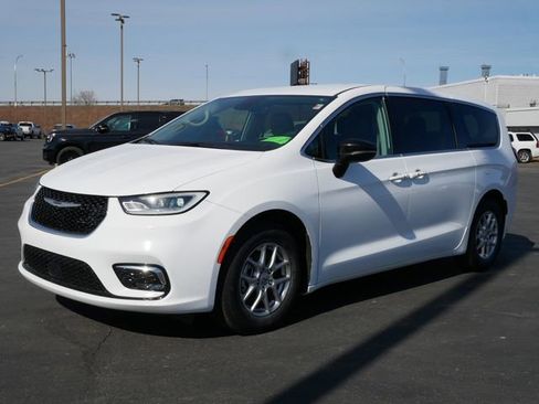 Used 2024 Chrysler Pacifica Touring-L image 2