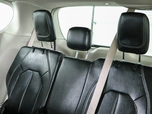 Used 2022 Chrysler Pacifica Touring-L FWD image 25