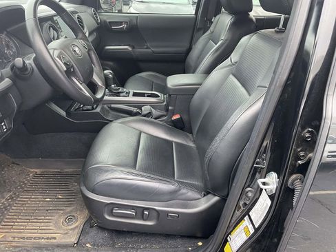 Used 2022 Toyota Tacoma TRD Sport image 28