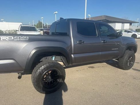 Used 2021 Toyota Tacoma TRD Off-Road w/ Technology Package image 7