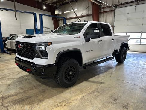 Used 2025 Chevrolet Silverado 2500 ZR2 w/ Technology Package AWD/4WD image 5