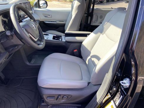 Used 2025 Toyota Sienna XLE image 11