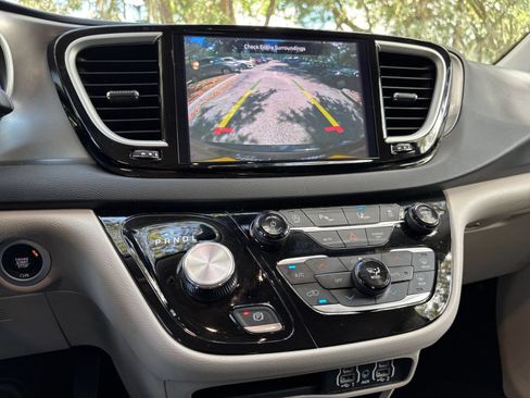 Used 2024 Chrysler Pacifica Touring-L FWD image 14