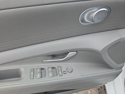 Used 2025 Hyundai Elantra Blue image 13