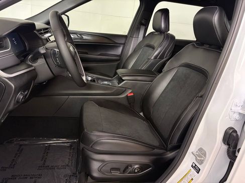 New 2025 Jeep Grand Cherokee L Altitude image 16