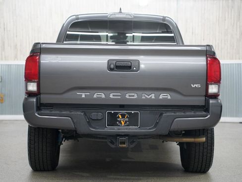 Used 2018 Toyota Tacoma TRD Sport image 9