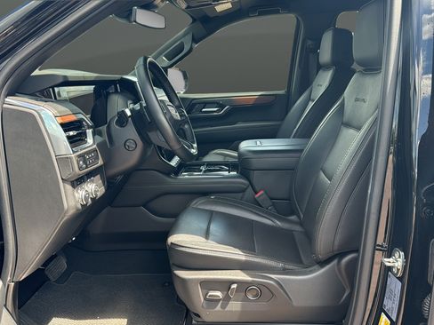 Used 2025 GMC Yukon XL Denali AWD/4WD image 3