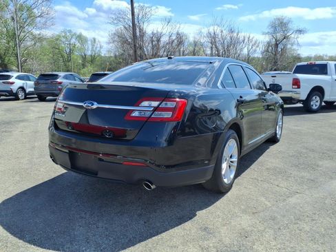 Used 2018 Ford Taurus SE image 3