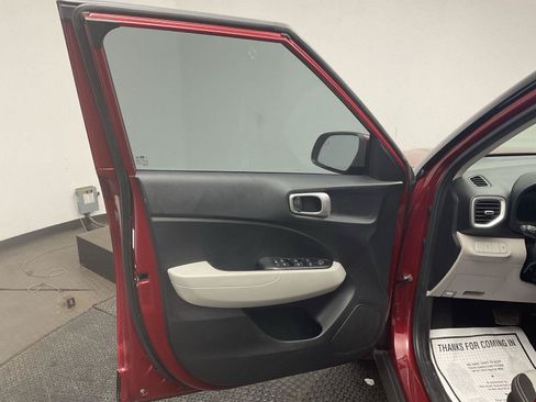 Used 2024 Hyundai Venue SEL FWD image 9