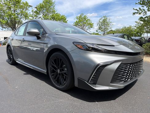 Used 2026 Toyota Camry SE FWD image 1