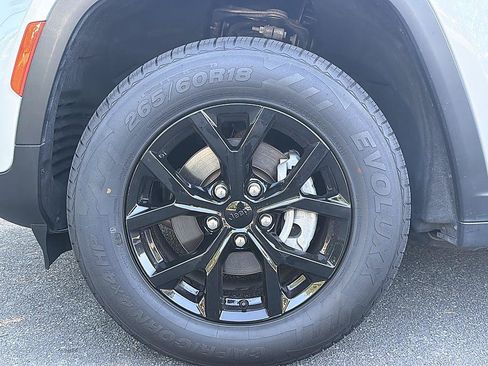 Used 2024 Jeep Grand Cherokee Altitude AWD/4WD image 8