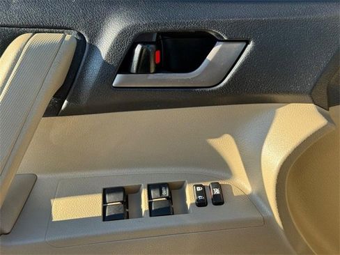 Used 2012 Toyota Highlander 4WD image 22