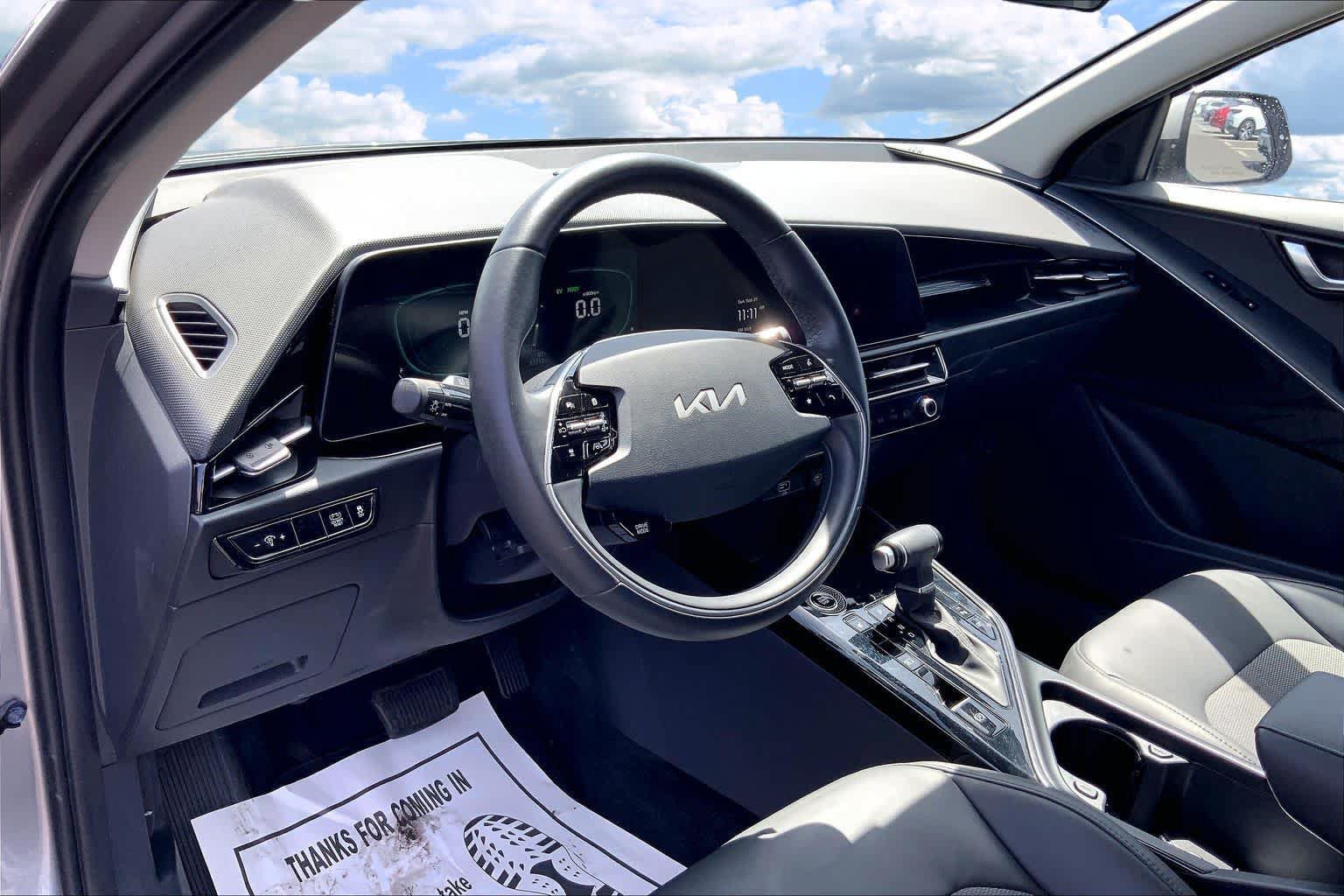 Used 2023 Kia Niro EX FWD image 2