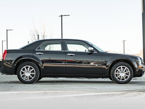 Used 2010 Chrysler 300 C image 3