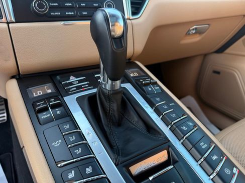Used 2018 Porsche Macan AWD/4WD image 23