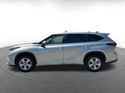 Used 2025 Toyota Highlander LE FWD image 9